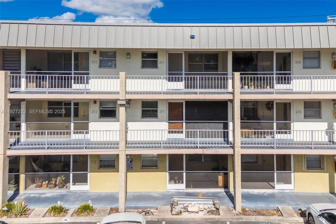 For Sale: $180,000 (1 beds, 1 baths, 700 Square Feet)