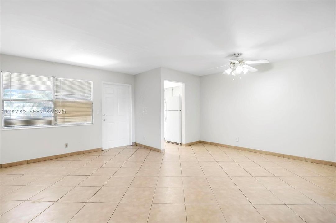 For Sale: $180,000 (1 beds, 1 baths, 700 Square Feet)