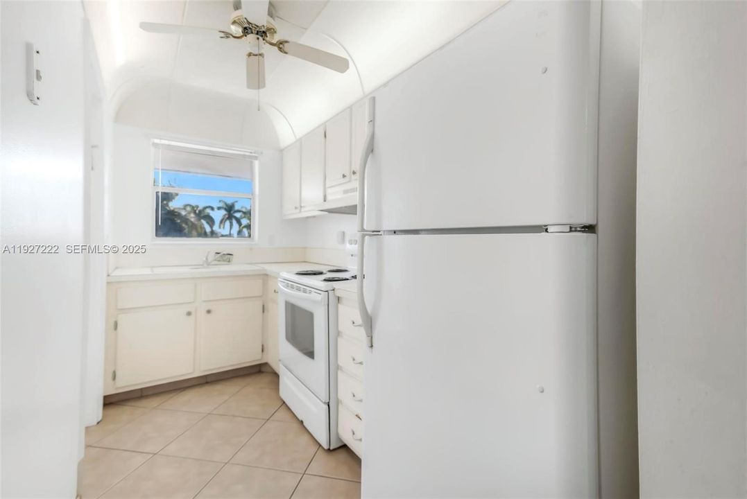 For Sale: $180,000 (1 beds, 1 baths, 700 Square Feet)