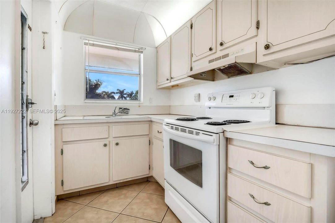 For Sale: $180,000 (1 beds, 1 baths, 700 Square Feet)