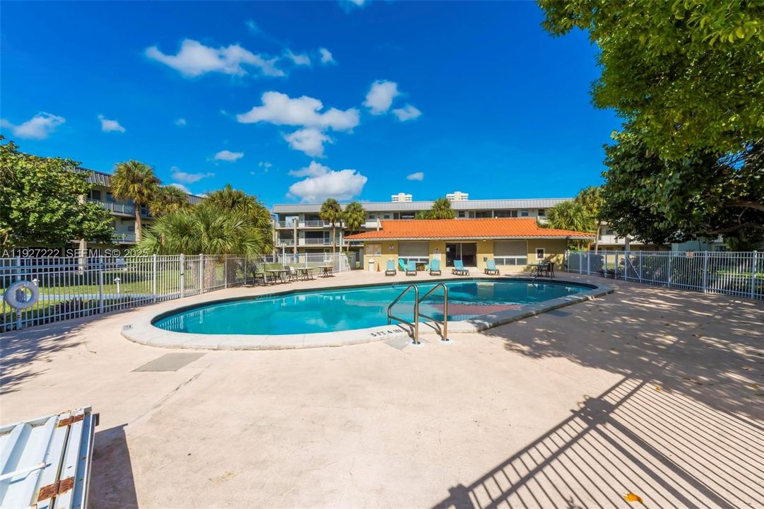 For Sale: $180,000 (1 beds, 1 baths, 700 Square Feet)