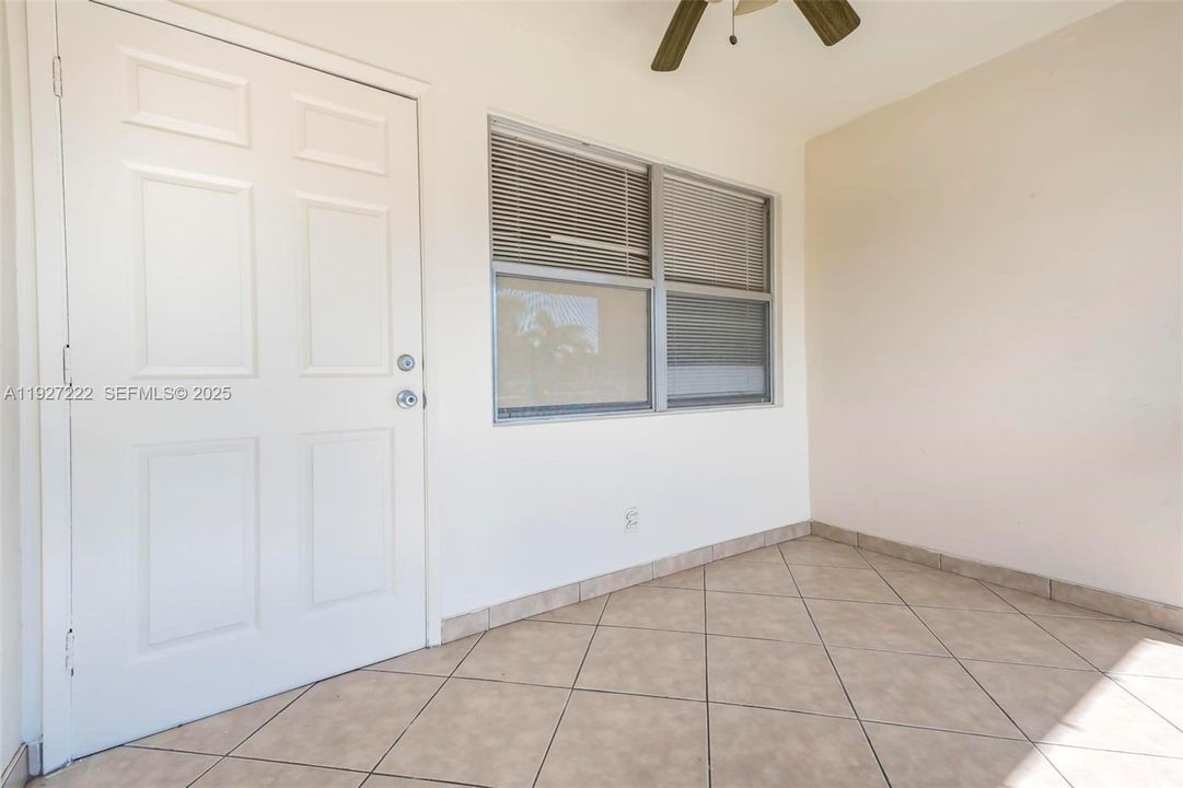 For Sale: $180,000 (1 beds, 1 baths, 700 Square Feet)