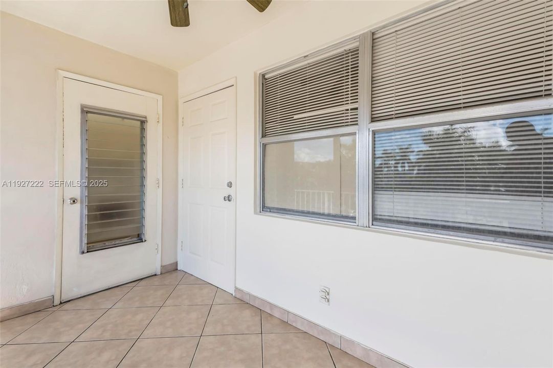 For Sale: $180,000 (1 beds, 1 baths, 700 Square Feet)