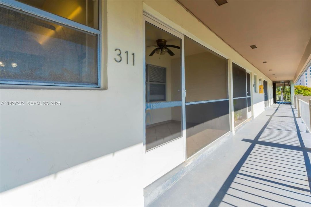 For Sale: $180,000 (1 beds, 1 baths, 700 Square Feet)