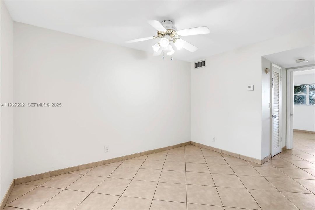 For Sale: $180,000 (1 beds, 1 baths, 700 Square Feet)