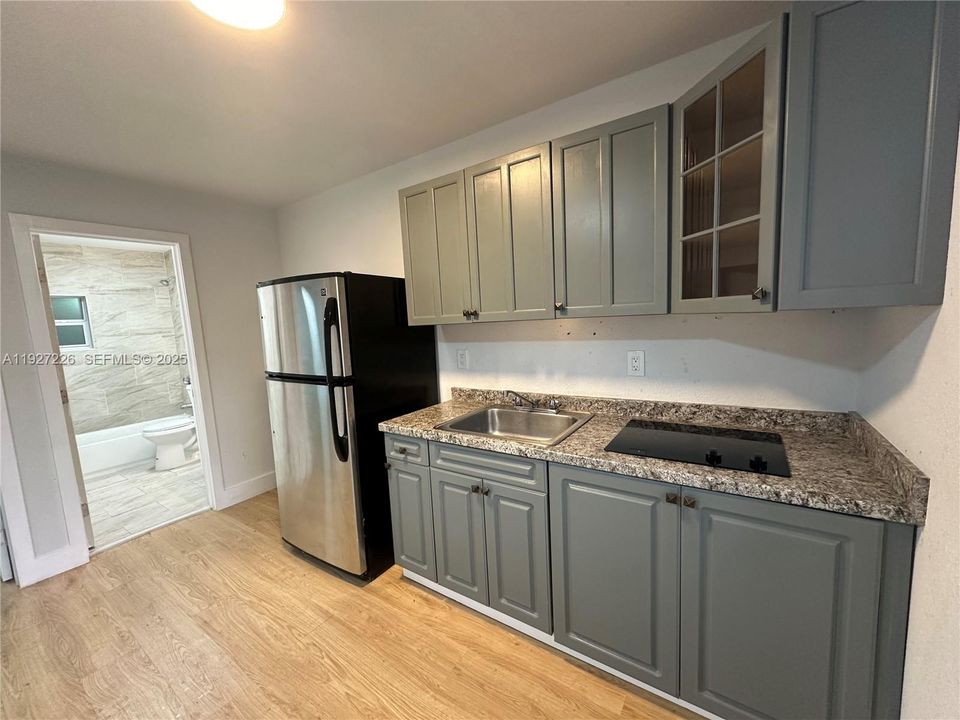 出租: $1,600 (1 贝兹, 1 浴室, 4960 平方英尺)