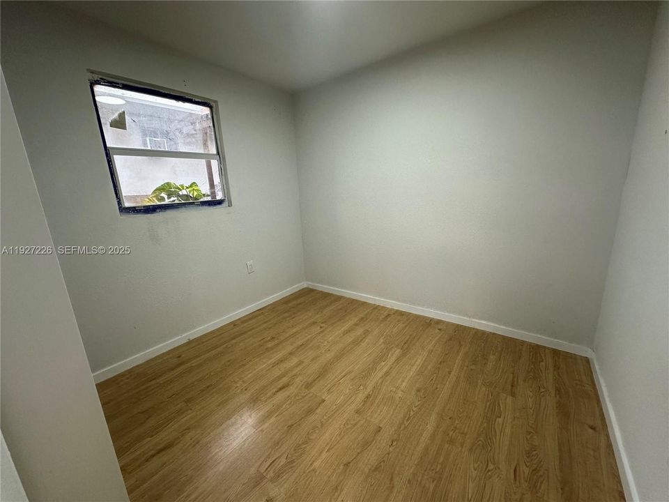 出租: $1,600 (1 贝兹, 1 浴室, 4960 平方英尺)