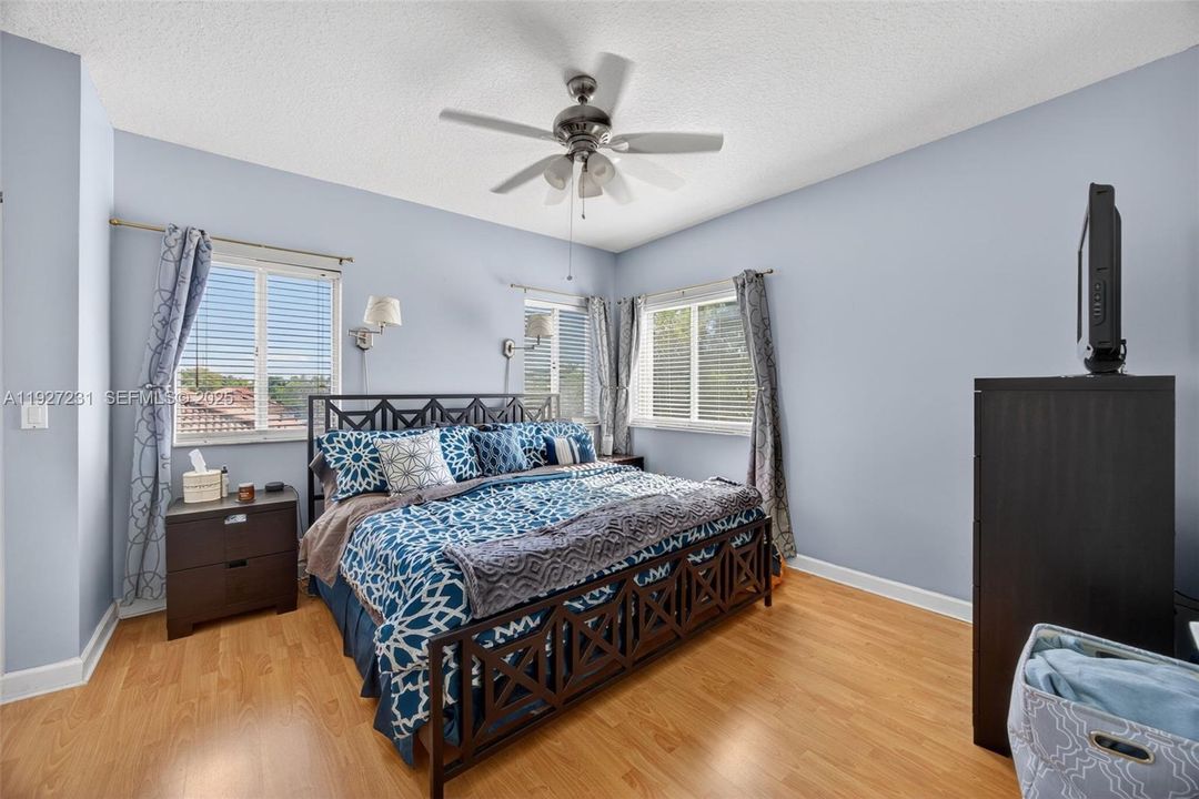 待售: $656,000 (4 贝兹, 2 浴室, 2147 平方英尺)