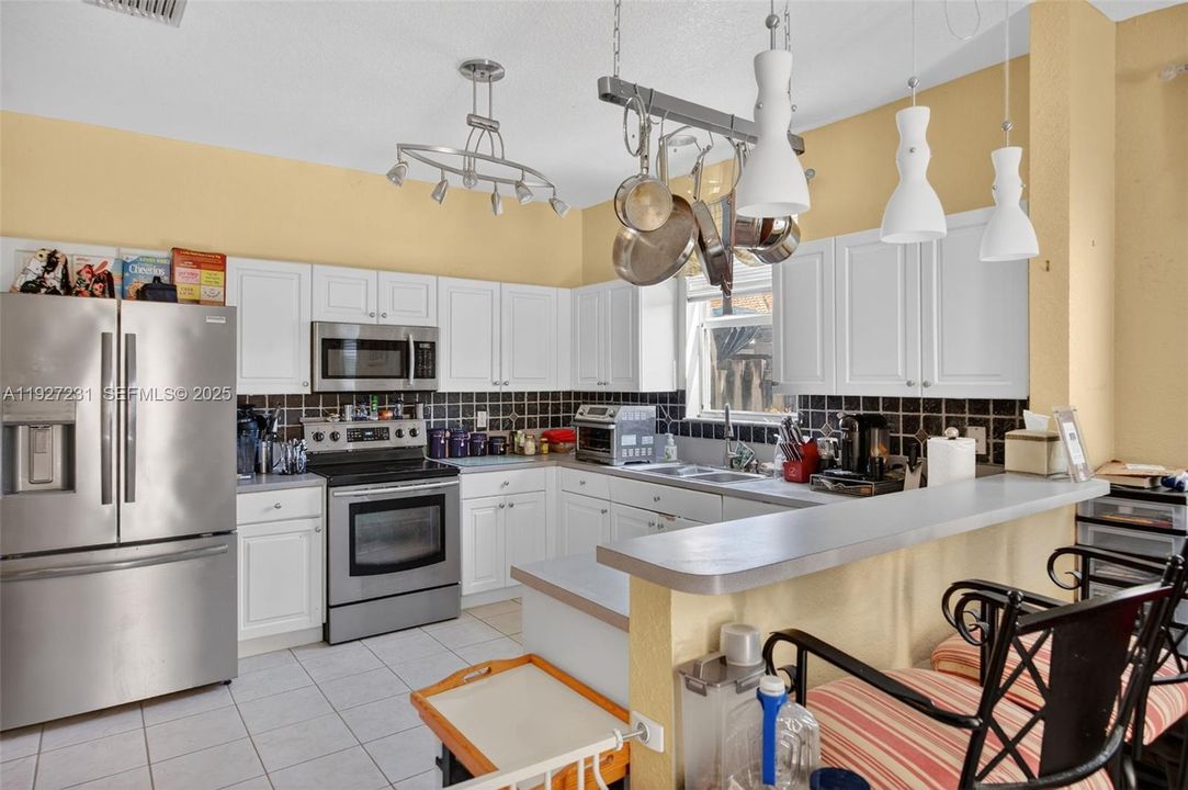 待售: $656,000 (4 贝兹, 2 浴室, 2147 平方英尺)