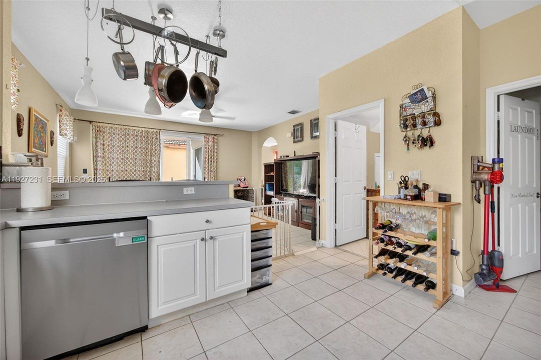 待售: $656,000 (4 贝兹, 2 浴室, 2147 平方英尺)