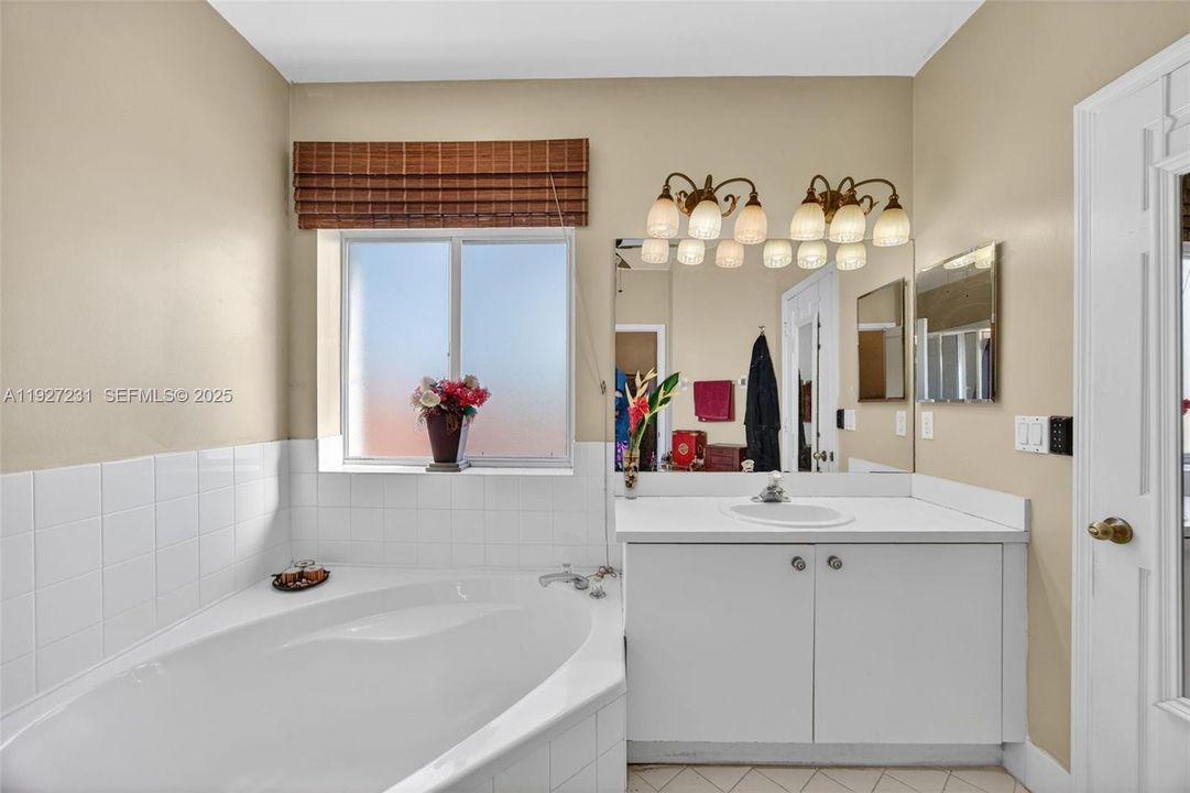 待售: $656,000 (4 贝兹, 2 浴室, 2147 平方英尺)