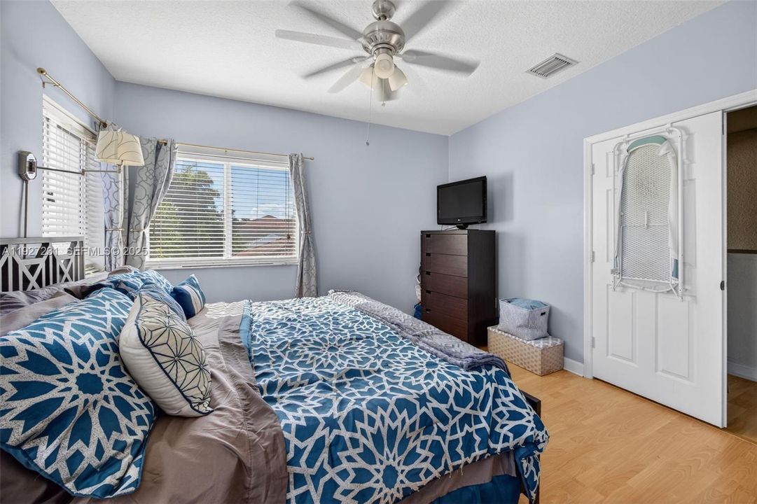 待售: $656,000 (4 贝兹, 2 浴室, 2147 平方英尺)