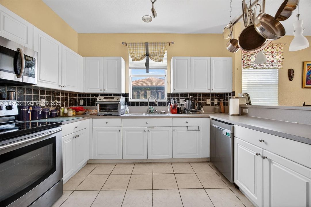 待售: $656,000 (4 贝兹, 2 浴室, 2147 平方英尺)