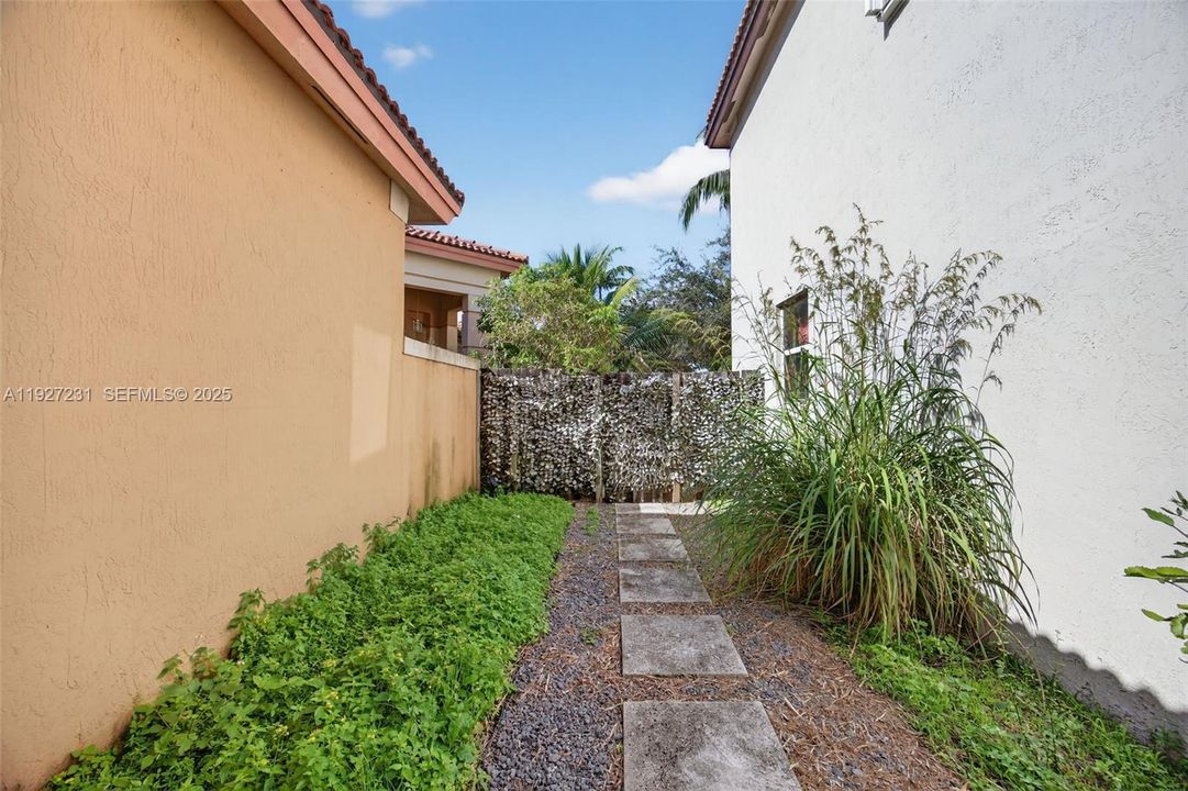 待售: $656,000 (4 贝兹, 2 浴室, 2147 平方英尺)