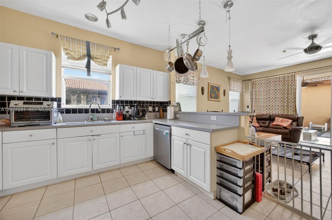 待售: $656,000 (4 贝兹, 2 浴室, 2147 平方英尺)