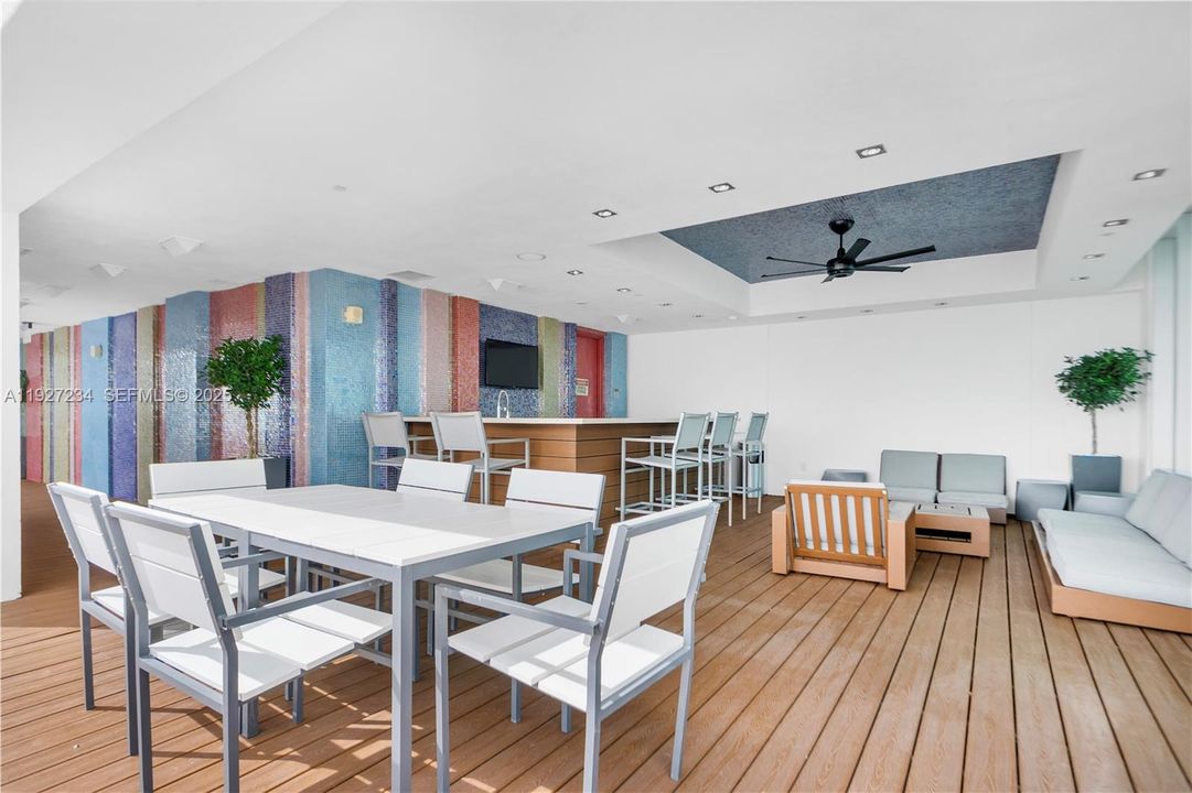 出租: $4,400 (2 贝兹, 2 浴室, 1124 平方英尺)