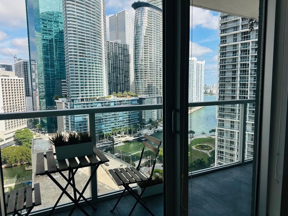 出租: $4,400 (2 贝兹, 2 浴室, 1124 平方英尺)