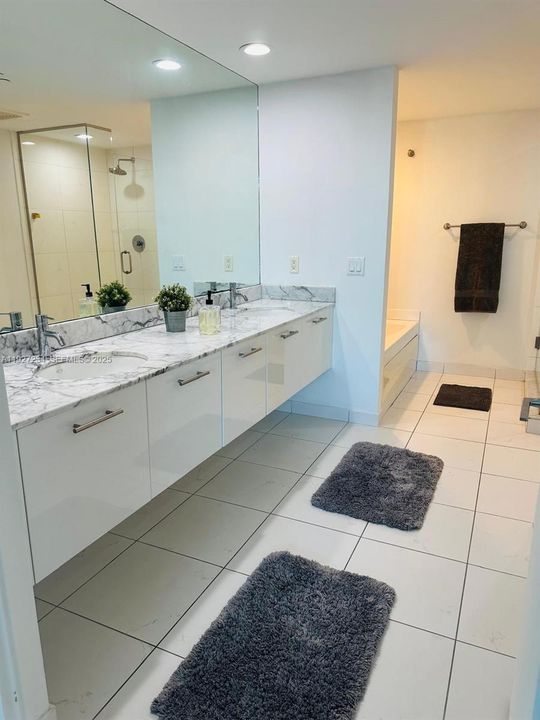 出租: $4,400 (2 贝兹, 2 浴室, 1124 平方英尺)