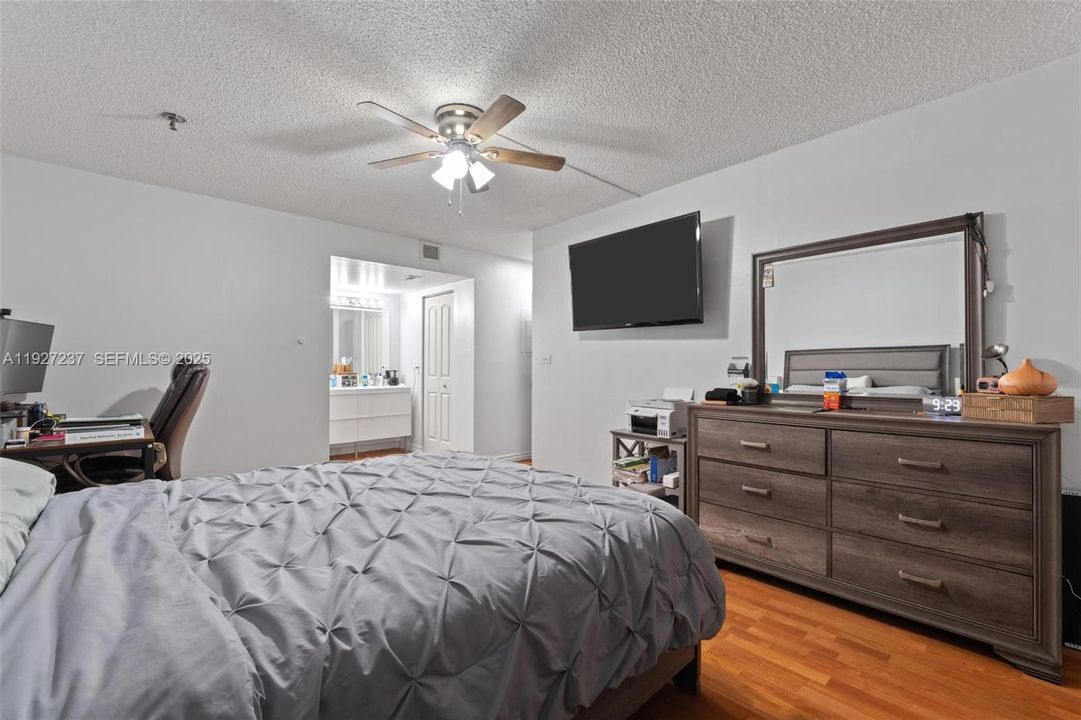 For Sale: $225,000 (2 beds, 2 baths, 1197 Square Feet)