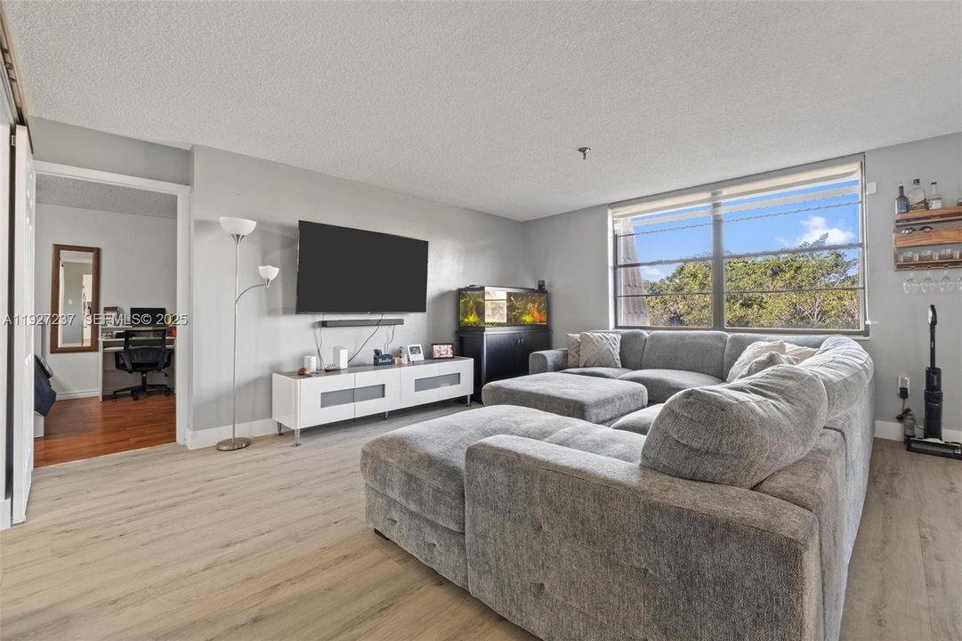 For Sale: $225,000 (2 beds, 2 baths, 1197 Square Feet)