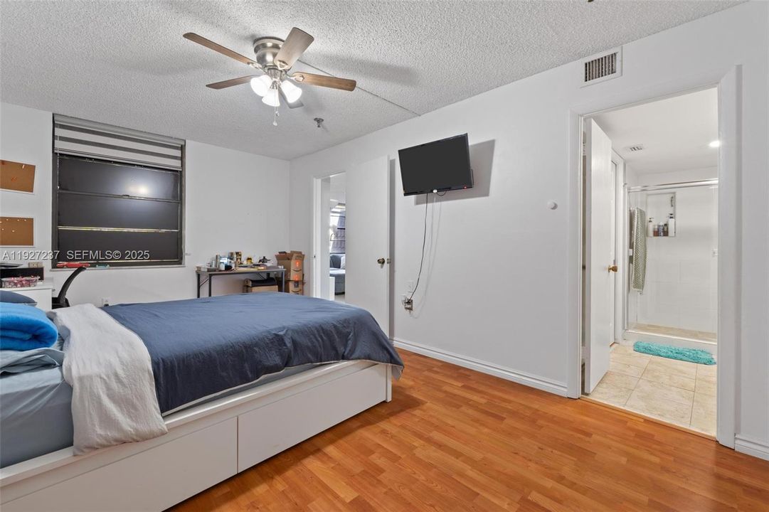 For Sale: $225,000 (2 beds, 2 baths, 1197 Square Feet)