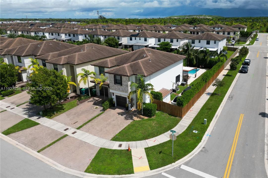 В аренду: $3,100 (3 спален, 2 ванн, 1772 Квадратных фут)