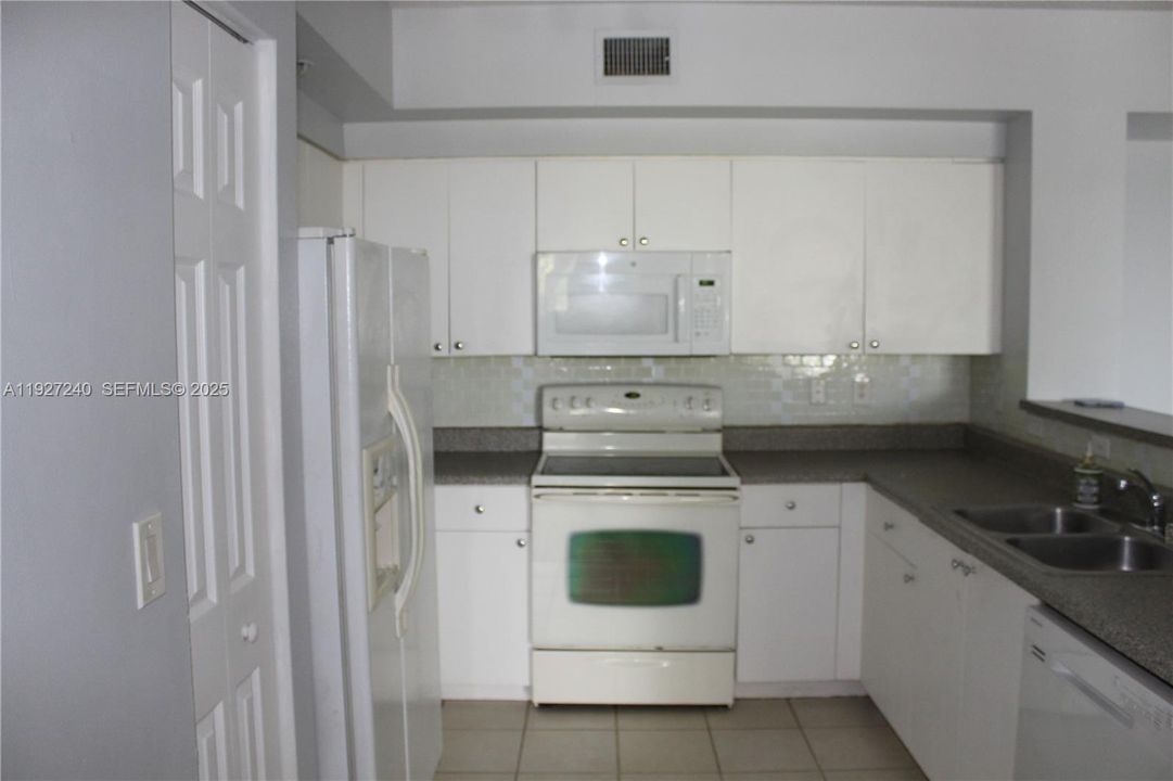 En Renta: $2,400 (2 camas, 2 baños, 977 Pies cuadrados)