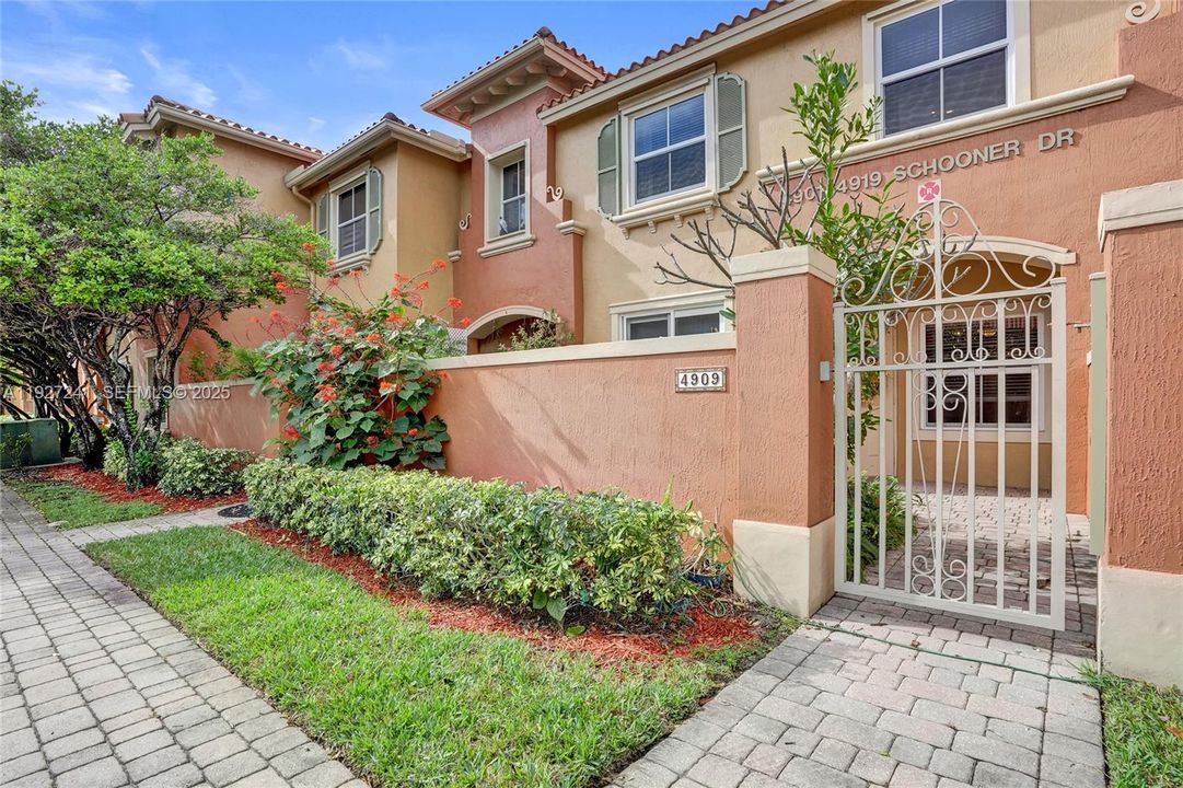 На продажу: $329,000 (2 спален, 2 ванн, 1100 Квадратных фут)