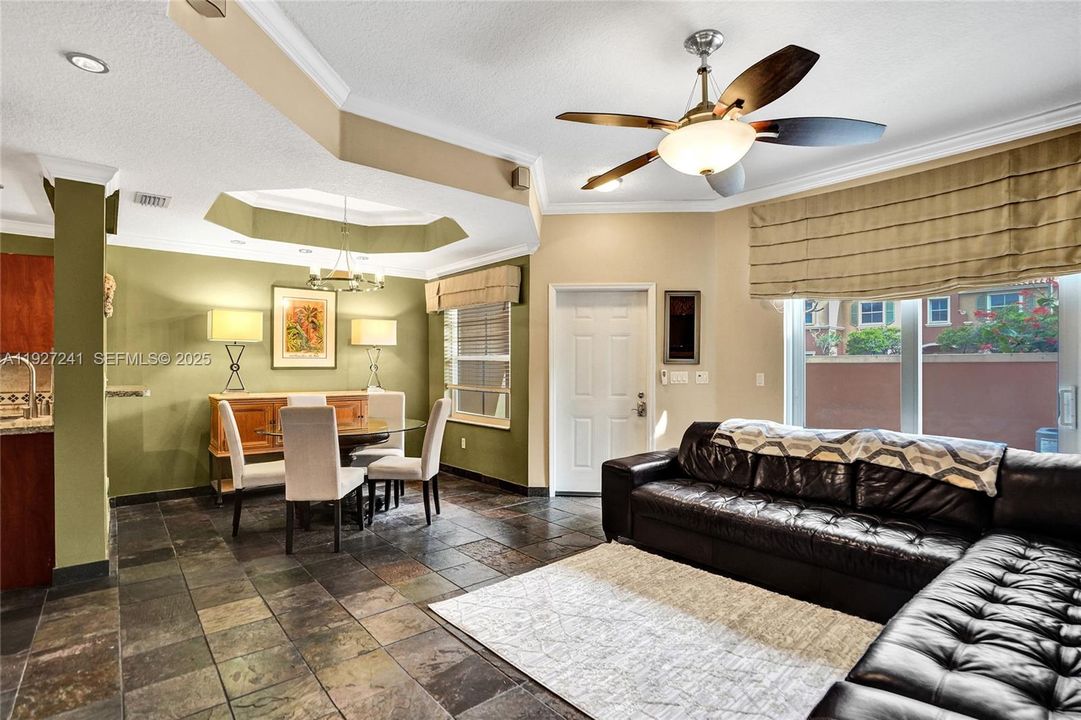 На продажу: $329,000 (2 спален, 2 ванн, 1100 Квадратных фут)