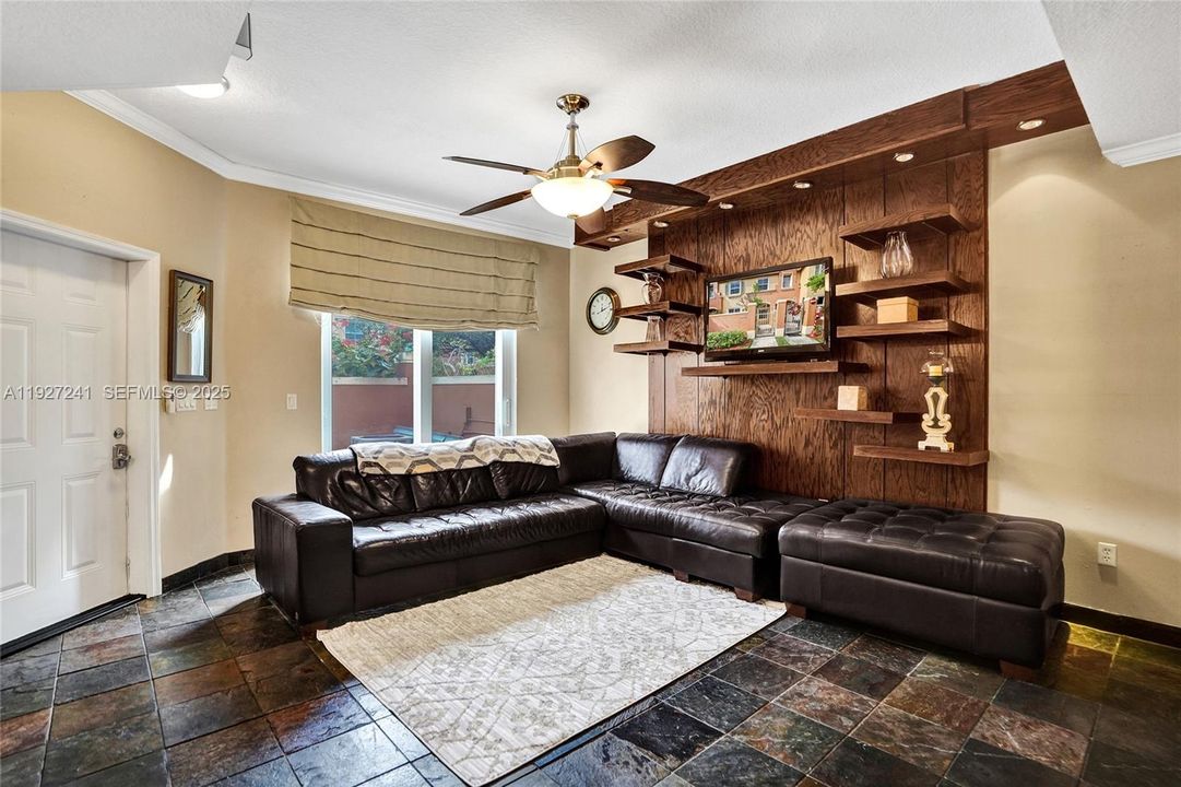 На продажу: $329,000 (2 спален, 2 ванн, 1100 Квадратных фут)