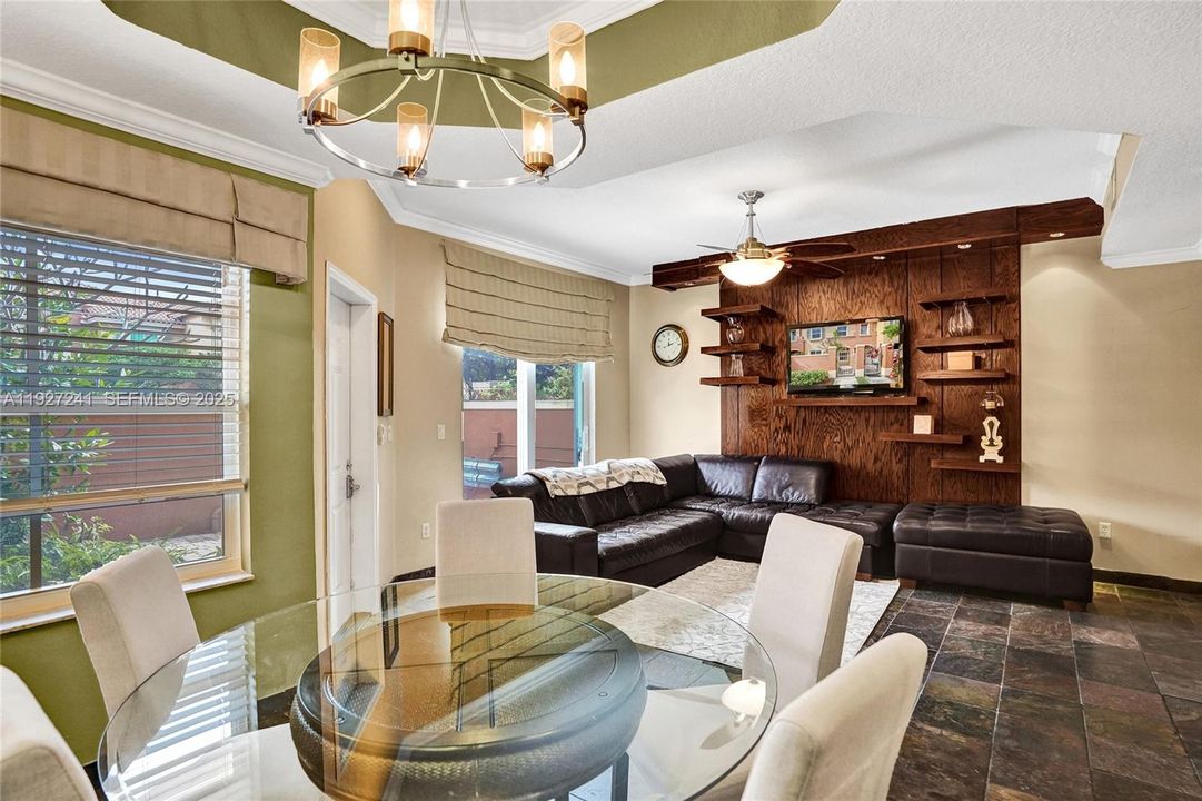 На продажу: $329,000 (2 спален, 2 ванн, 1100 Квадратных фут)