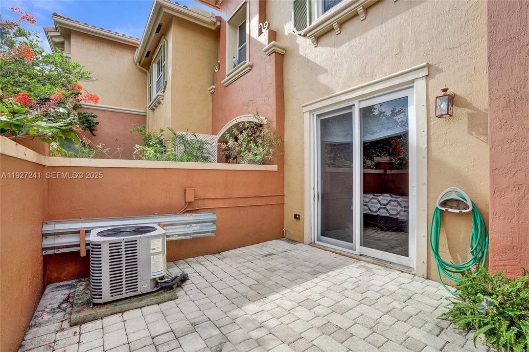 На продажу: $329,000 (2 спален, 2 ванн, 1100 Квадратных фут)