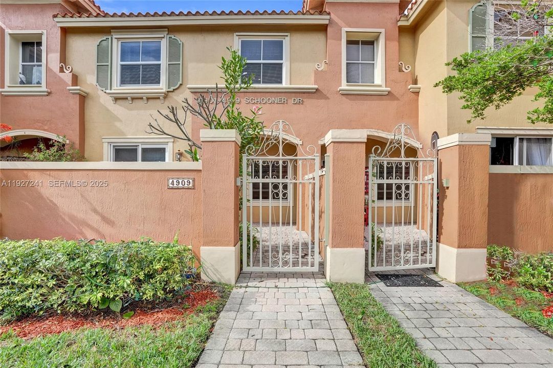 На продажу: $329,000 (2 спален, 2 ванн, 1100 Квадратных фут)