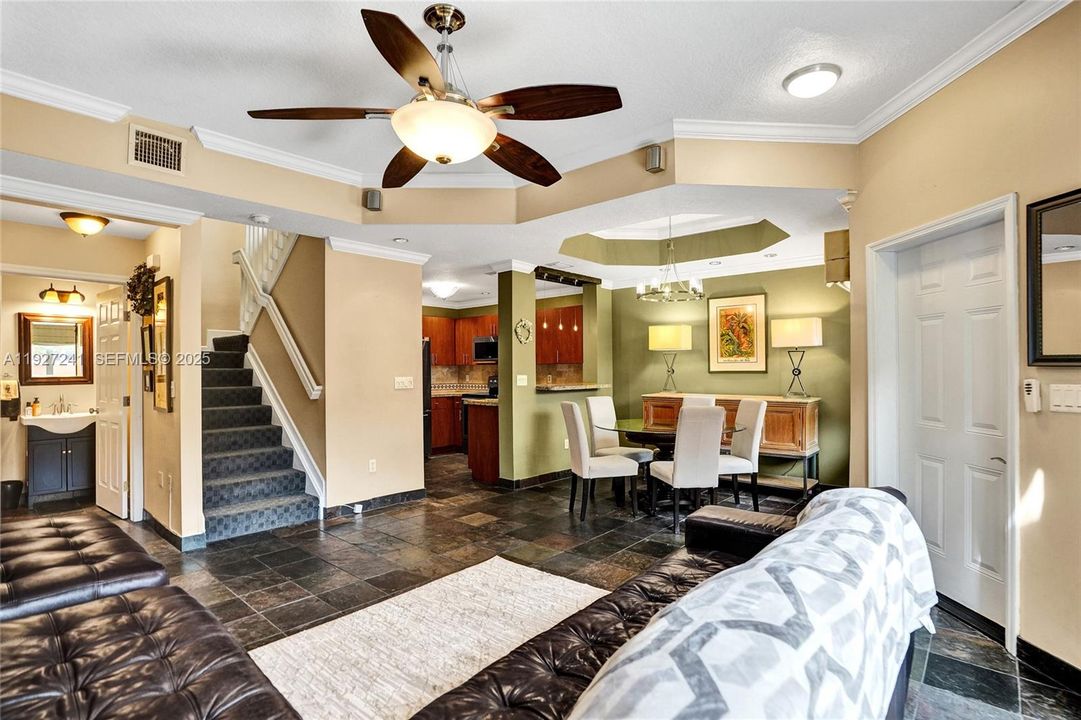 На продажу: $329,000 (2 спален, 2 ванн, 1100 Квадратных фут)