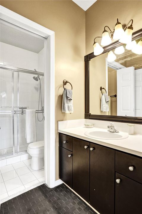 На продажу: $329,000 (2 спален, 2 ванн, 1100 Квадратных фут)