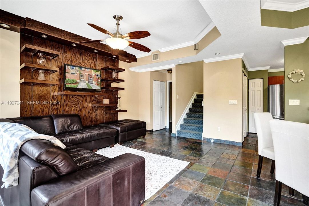 На продажу: $329,000 (2 спален, 2 ванн, 1100 Квадратных фут)