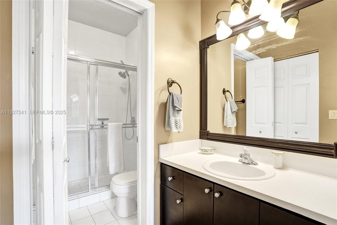 На продажу: $329,000 (2 спален, 2 ванн, 1100 Квадратных фут)