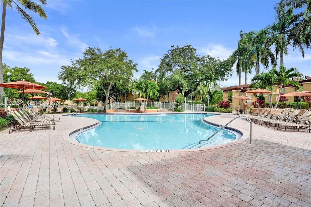 На продажу: $329,000 (2 спален, 2 ванн, 1100 Квадратных фут)