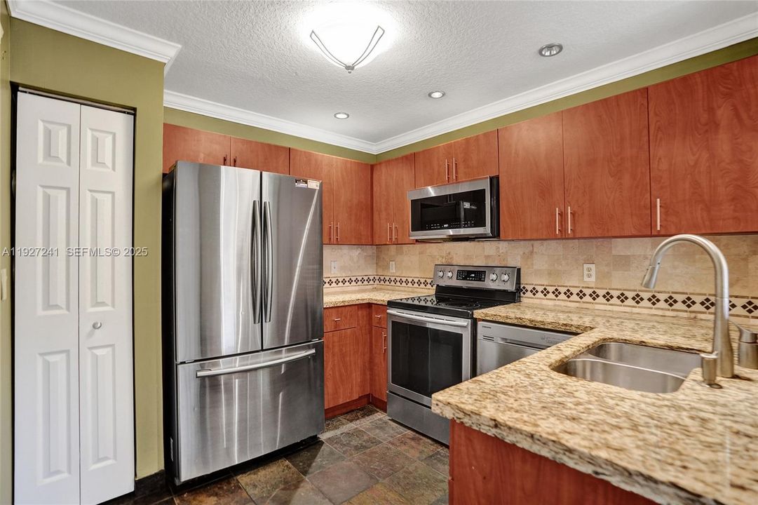 На продажу: $329,000 (2 спален, 2 ванн, 1100 Квадратных фут)