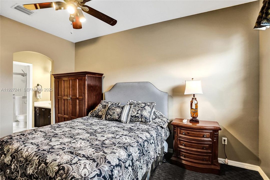 На продажу: $329,000 (2 спален, 2 ванн, 1100 Квадратных фут)