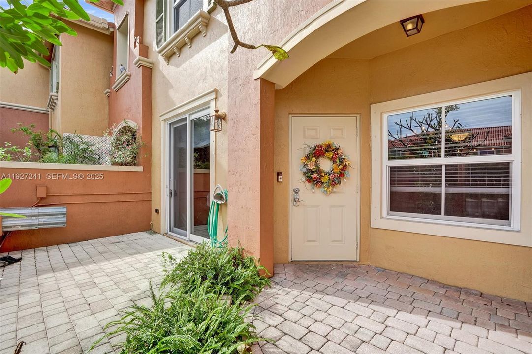 На продажу: $329,000 (2 спален, 2 ванн, 1100 Квадратных фут)