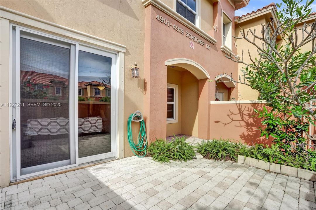 На продажу: $329,000 (2 спален, 2 ванн, 1100 Квадратных фут)