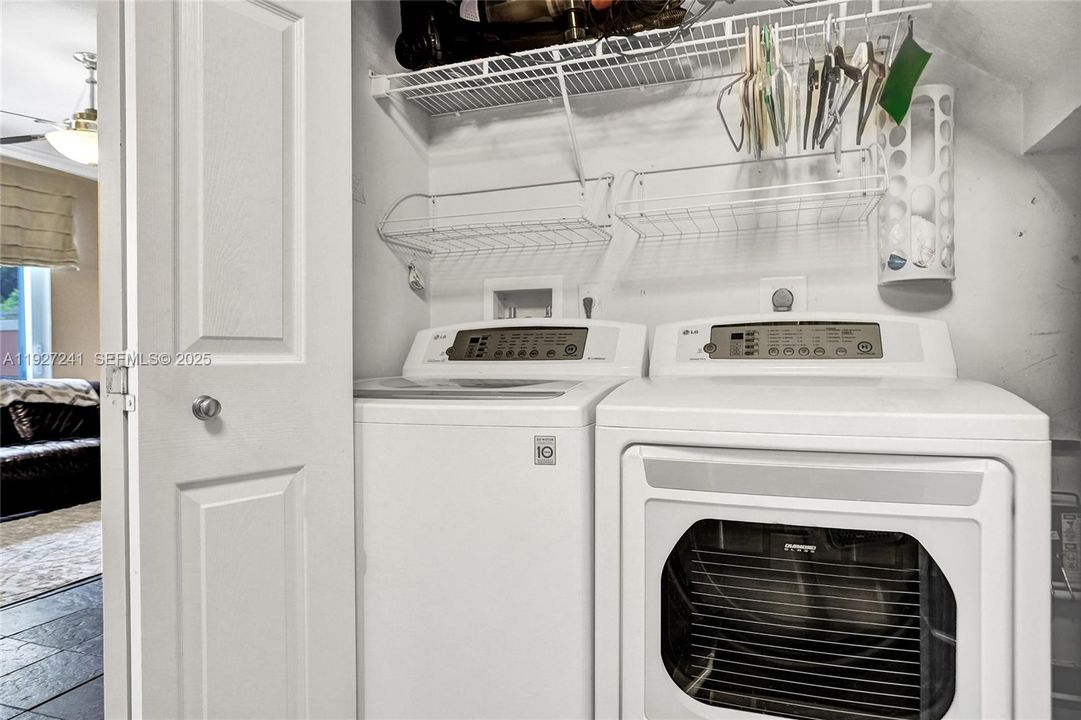 На продажу: $329,000 (2 спален, 2 ванн, 1100 Квадратных фут)