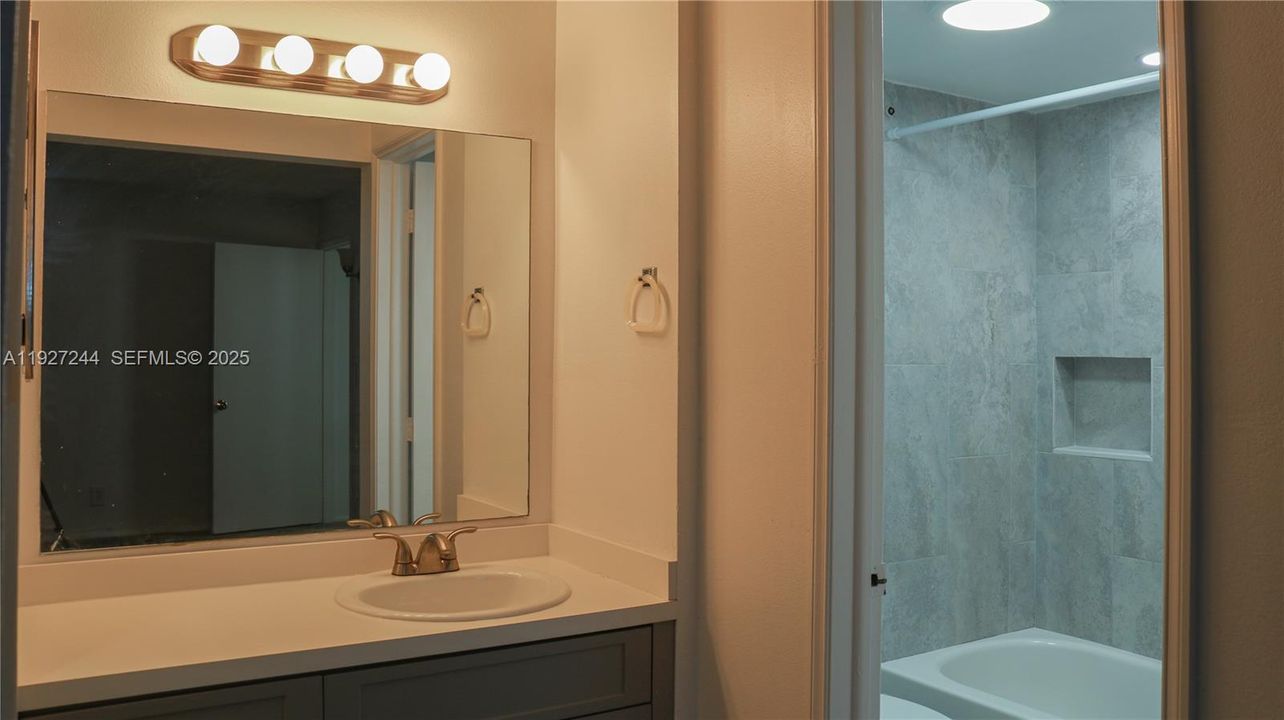 В аренду: $2,200 (2 спален, 2 ванн, 775 Квадратных фут)