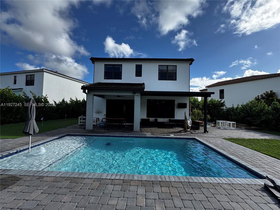 待售: $749,000 (4 贝兹, 2 浴室, 0 平方英尺)