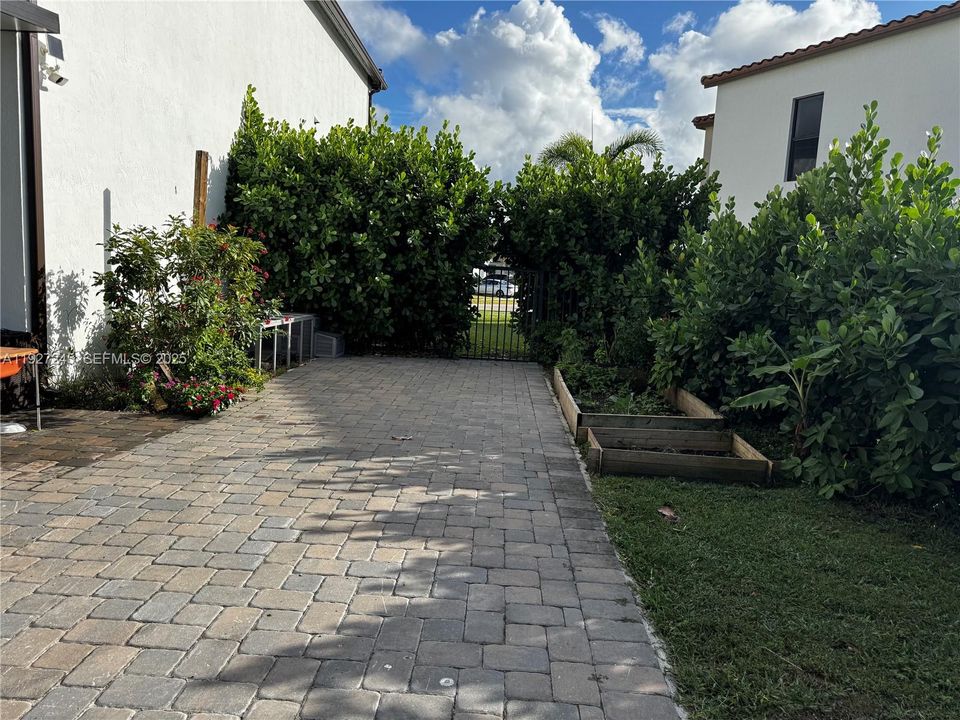 待售: $749,000 (4 贝兹, 2 浴室, 0 平方英尺)