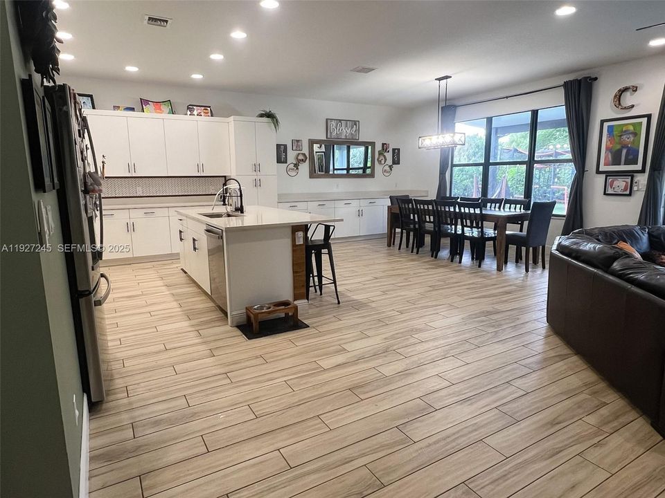 待售: $749,000 (4 贝兹, 2 浴室, 0 平方英尺)