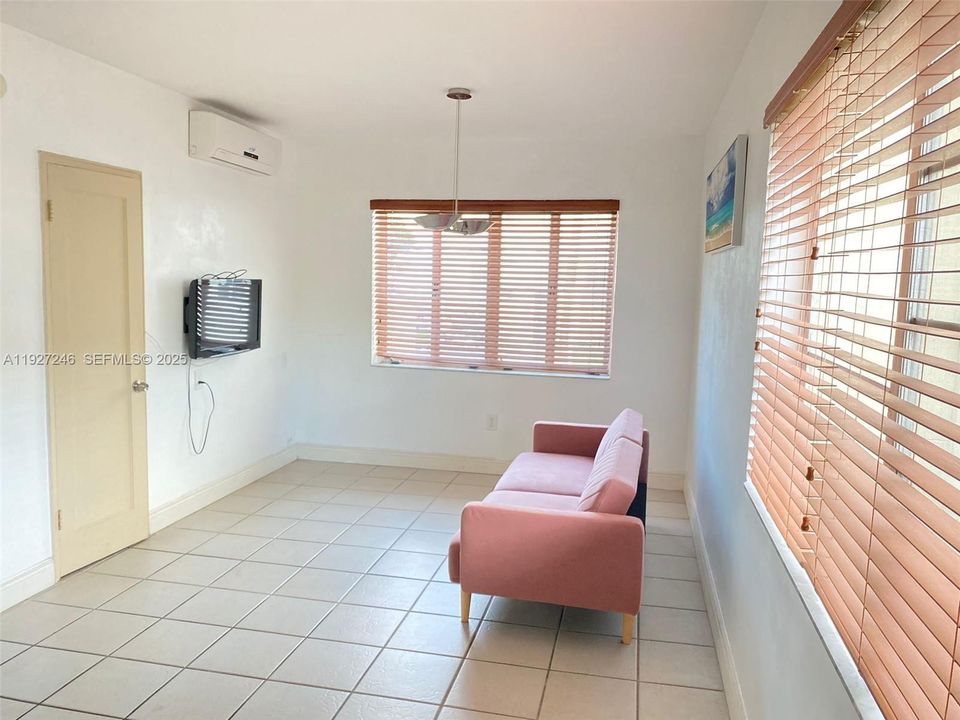 For Rent: $1,800 (1 beds, 1 baths, 592 Square Feet)