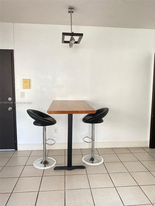 For Rent: $1,800 (1 beds, 1 baths, 592 Square Feet)