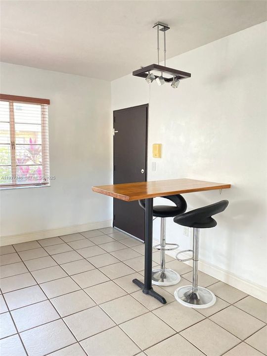 For Rent: $1,800 (1 beds, 1 baths, 592 Square Feet)